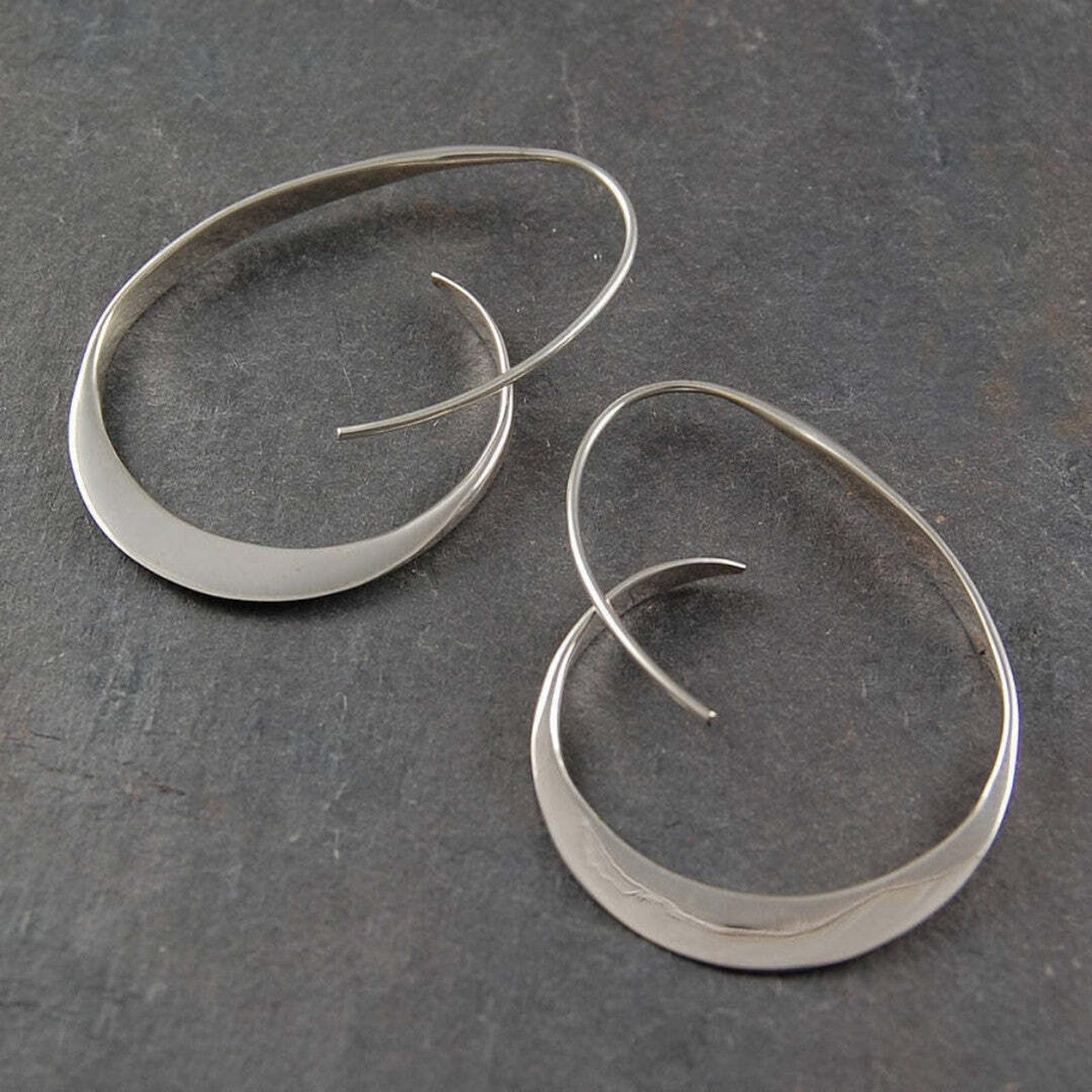 Boucles d'oreilles pendantes en spirale ouverte en argent Danoir Paris, style élégant et moderne.