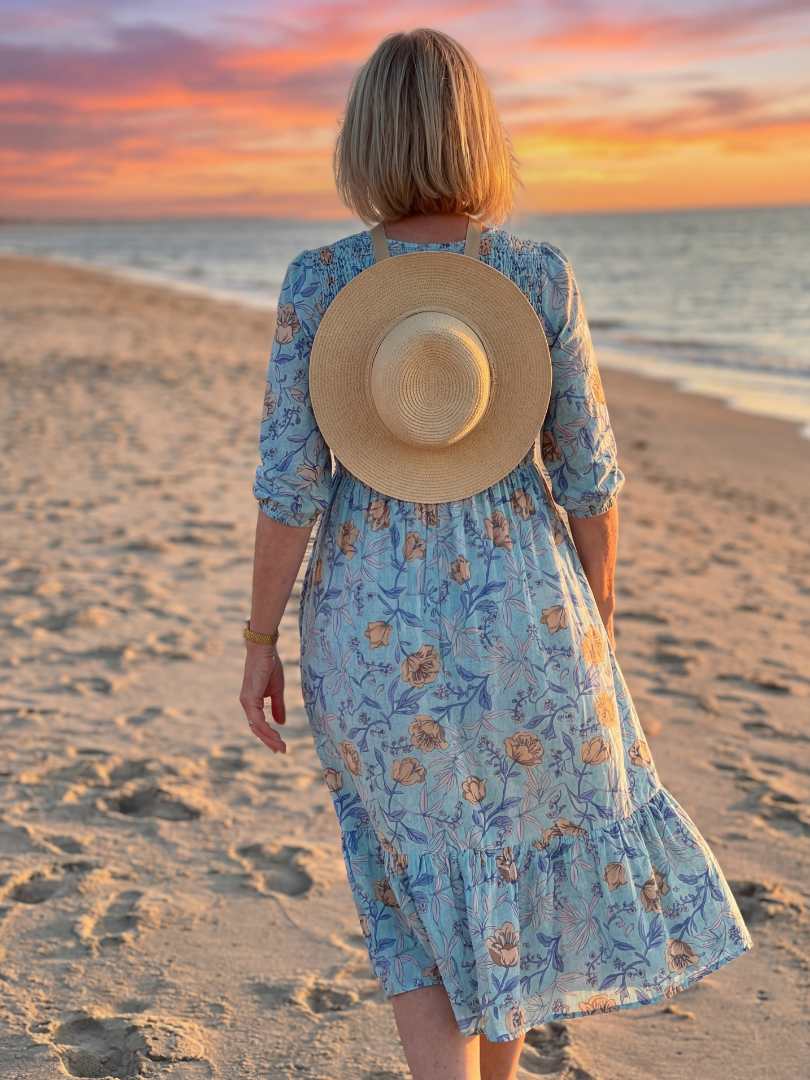 Robe midi Halia Meadow Gather de Danoir Paris en tissu bleu ciel, style élégant et fluide pour femme.
