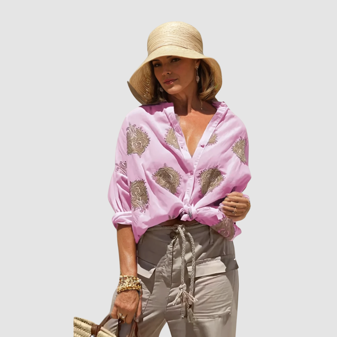 Blouse élégante et respirante Gaby™ de Danoir Paris, en tissu léger, portée avec col et manches longues.