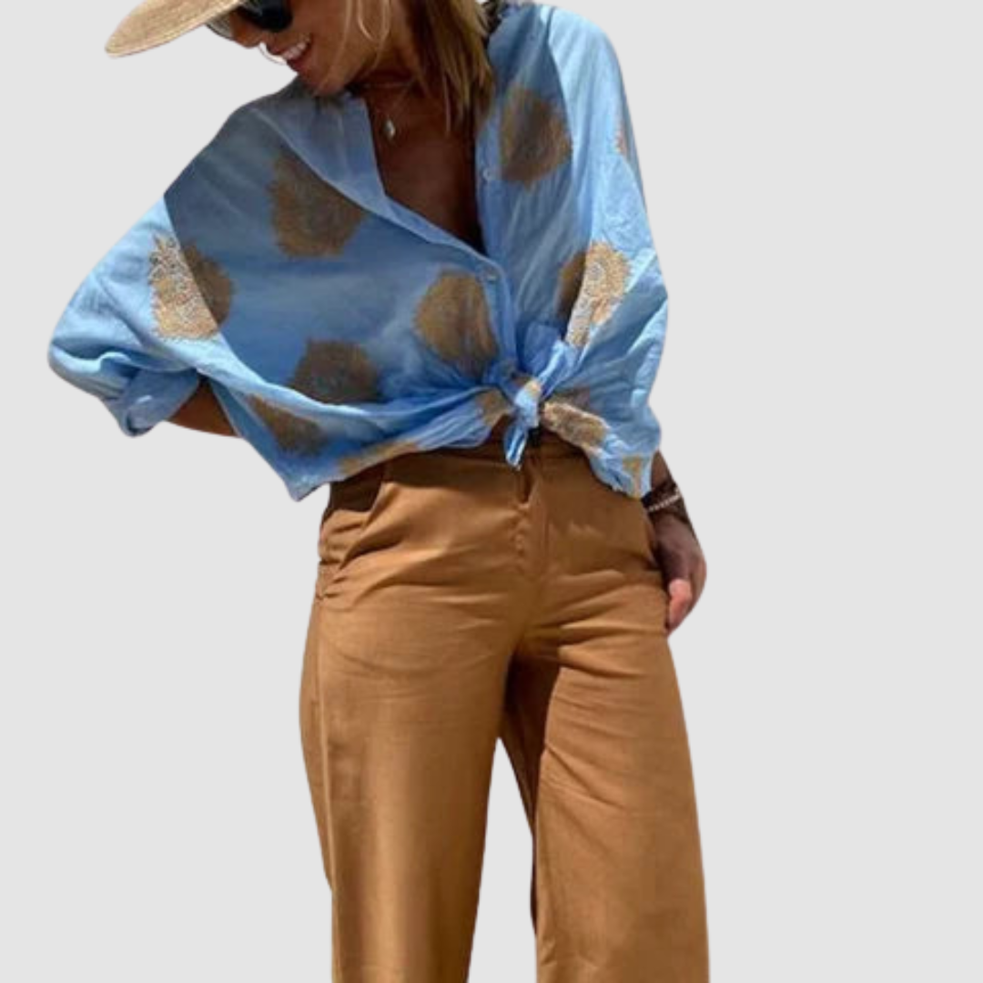 Blouse élégante et respirante Gaby™ de Danoir Paris, en tissu léger, portée avec col et manches longues.