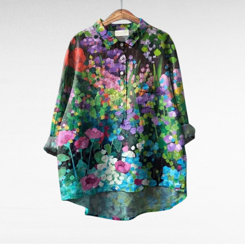 Blouse d'été en lin Thérèse, élégante, blanche avec motifs, de la marque Danoir Paris, portée sur une mannequin.