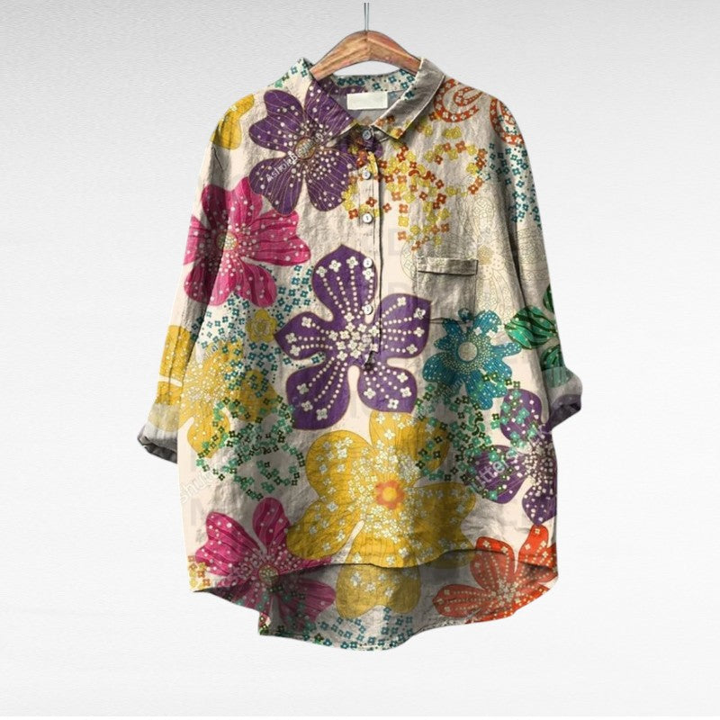 Blouse d'été en lin Thérèse de Danoir Paris, élégante et légère, avec motif floral visible sur le tissu blanc.