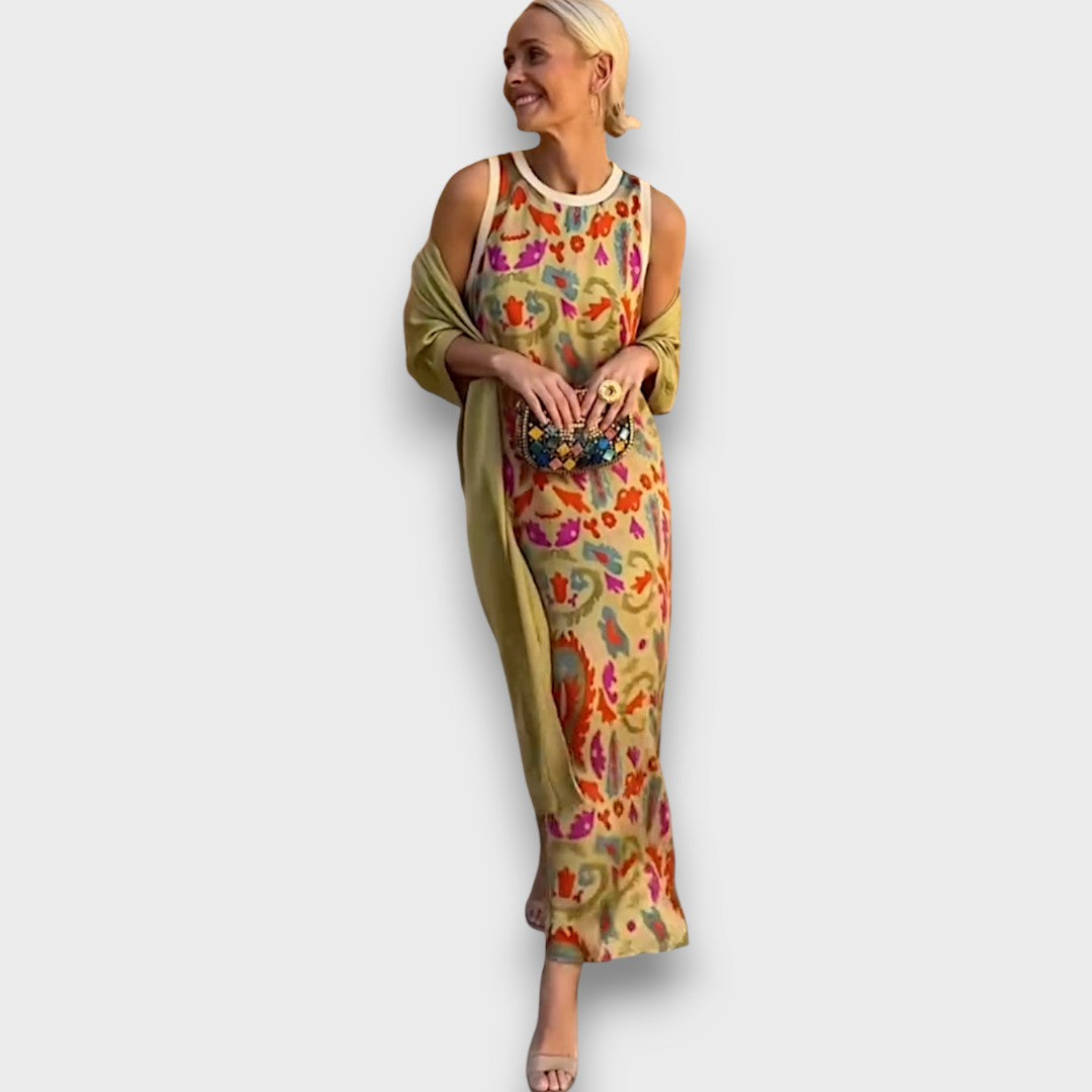 Robe maxi Danoir Paris Elveria avec cardigan assorti portée en extérieur, tissu fluide et élégant, couleurs neutres.