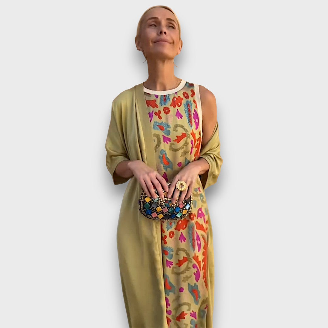 Robe maxi Danoir Paris Elveria avec cardigan assorti, tissu fluide et élégante, portée avec accessoires, vue de face.