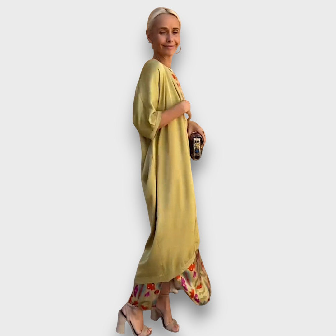 Robe maxi Danoir Paris avec cardigan élégant, tissu fluide et style sophistiqué, portée sur une femme dans un environnement lumineux.