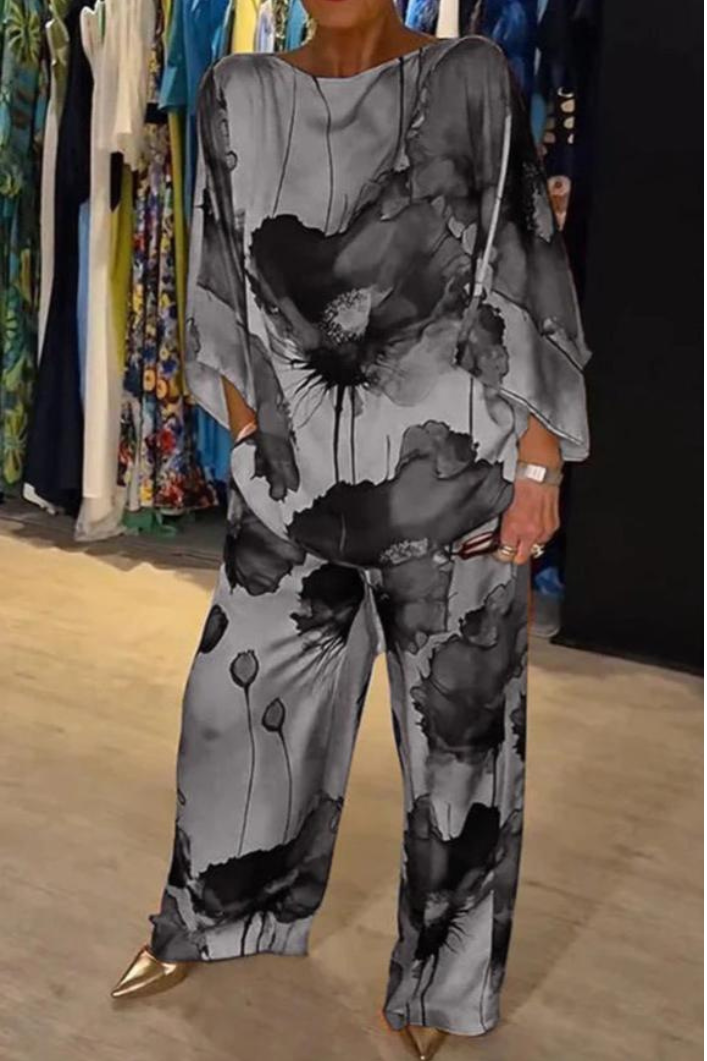 Costume polyvalent élégant Danoir Paris en gris argenté, veste et pantalon en tissu sophistiqué, parfait pour diverses occasions.