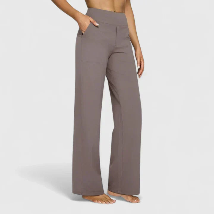 Pantalons confortables Jasmynne de Danoir Paris, tissu doux et moderne, porté en mode décontractée.