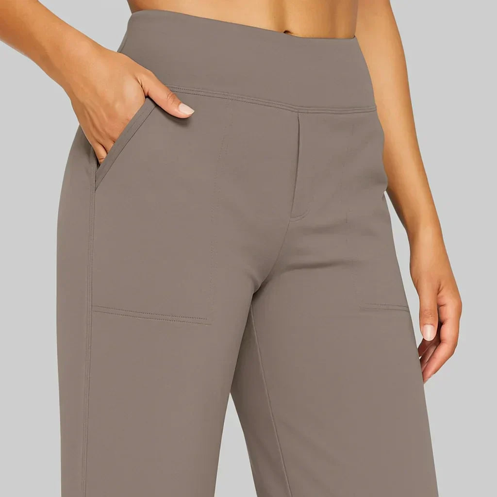 Pantalon élégant et confortable Danoir Paris Selene, vue de face et de côté, tissu fluide et coupe moderne.