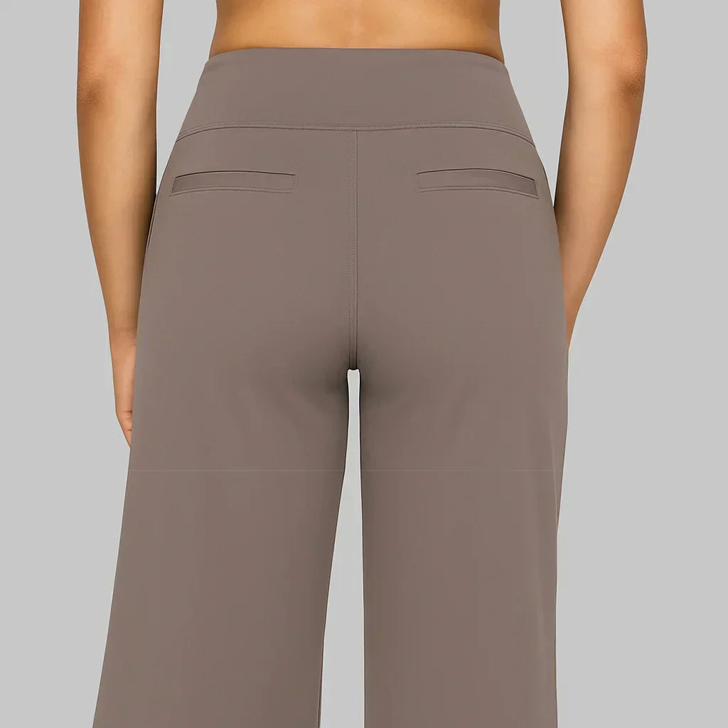 Pantalon élégant et confortable Danoir Paris Selene vu de dos, tissu fluide et coupe sophistiquée, style chic et moderne.