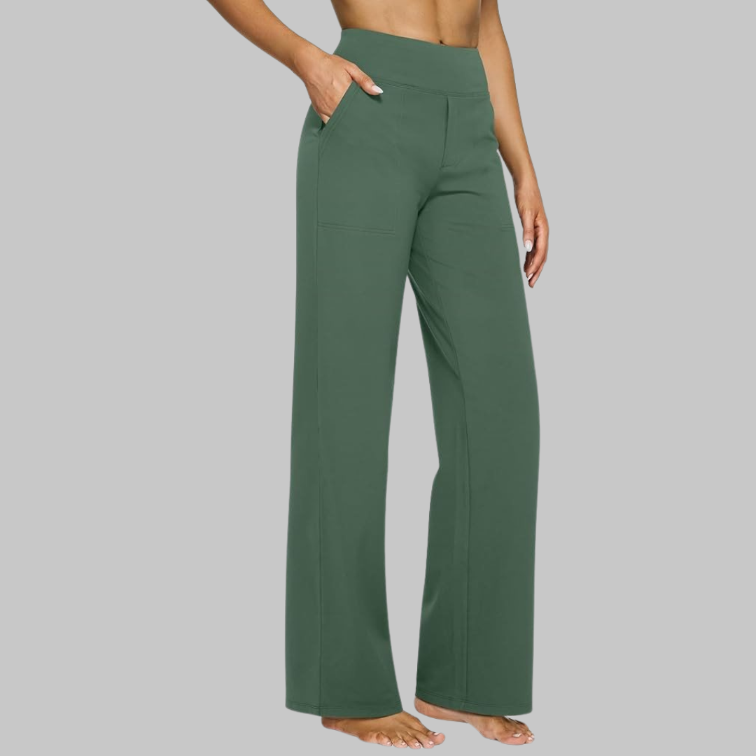 Pantalon élégant et confortable Danoir Paris Selene, coupe fluide en tissu léger, porté avec une blouse blanche.