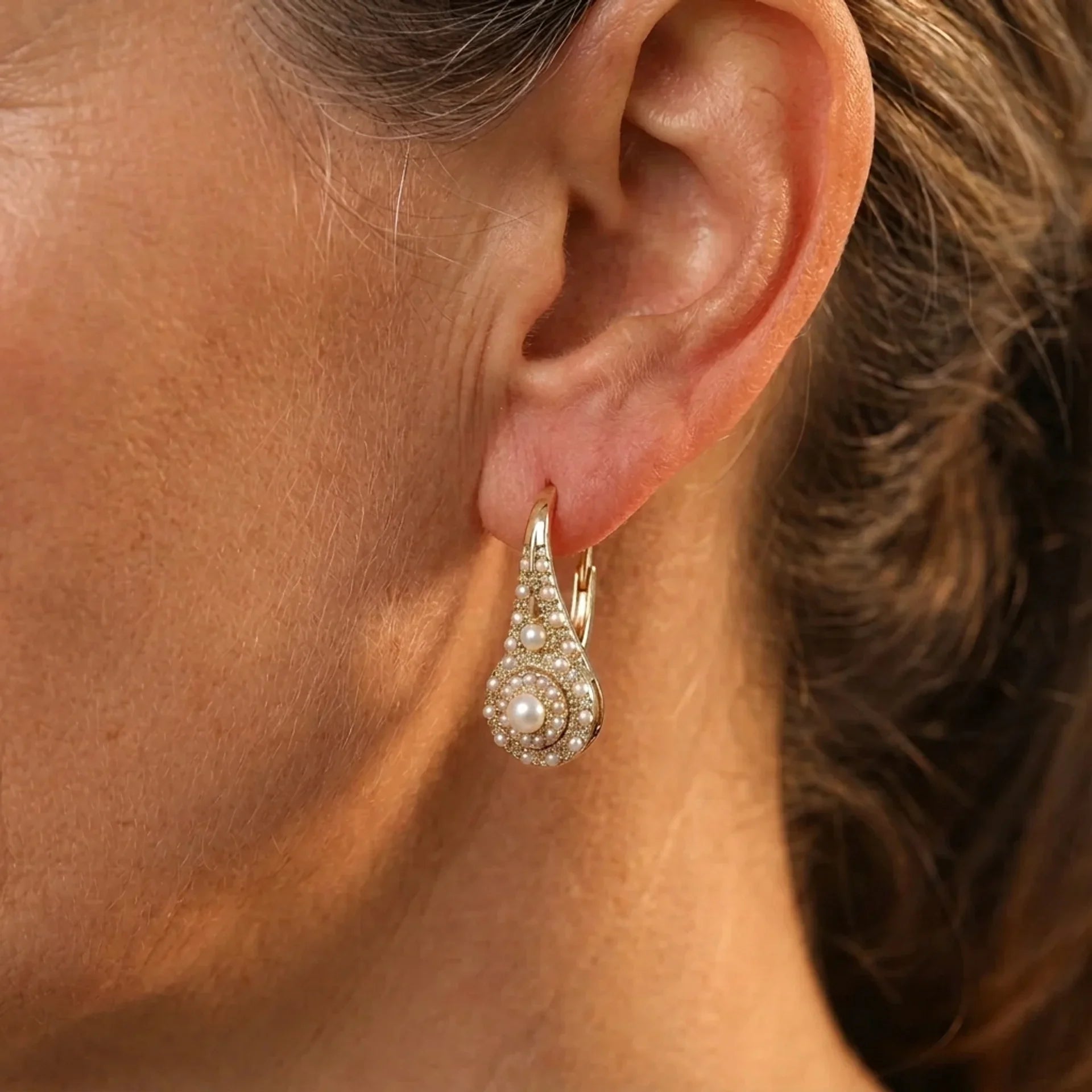 Boucles d'oreilles Danoir Paris turquoise doré en forme de fleur avec motifs floraux, élégantes et raffinées.