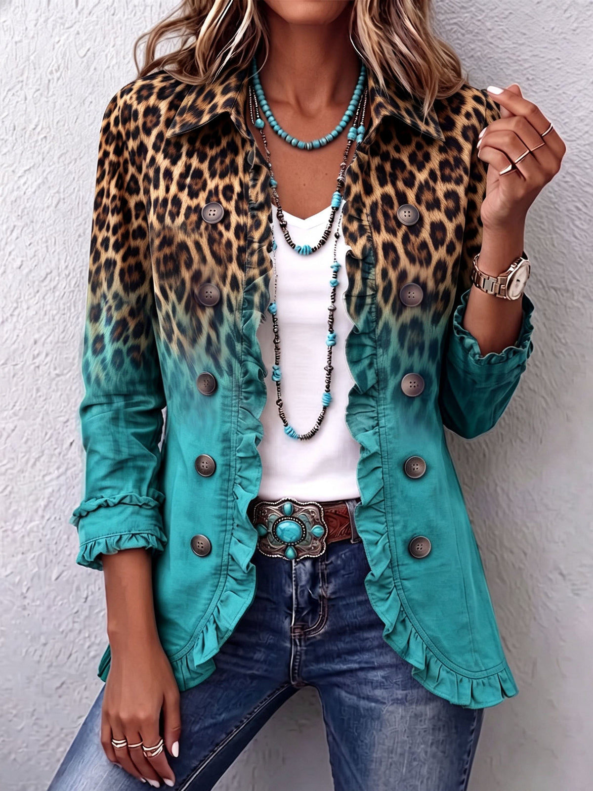 Blazer léopard dégradé turquoise Béatrice de Danoir Paris avec volants, style élégant et tendance, porté sur mannequin.