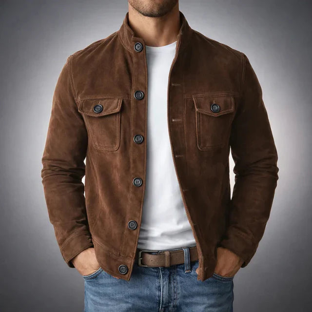 Veste en daim premium Oltrarno™ de Danoir Paris, coupe élégante, détails soignés, tissu doux et raffiné, savoir-faire italien visible.