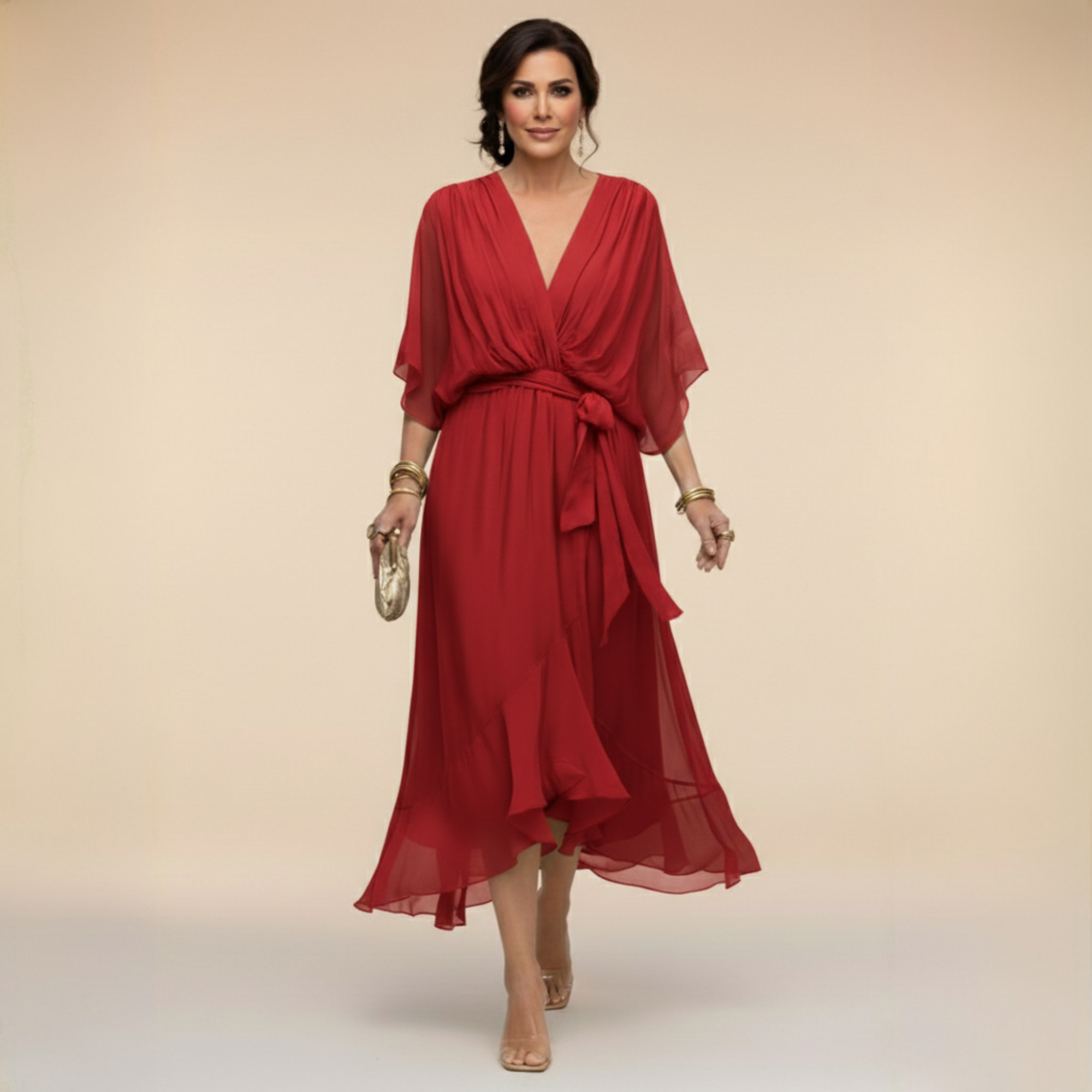 Robe en chiffon Marta Danoir Paris avec décolleté en V, couleur élégante, fluide et légère, portée pour une occasion spéciale.