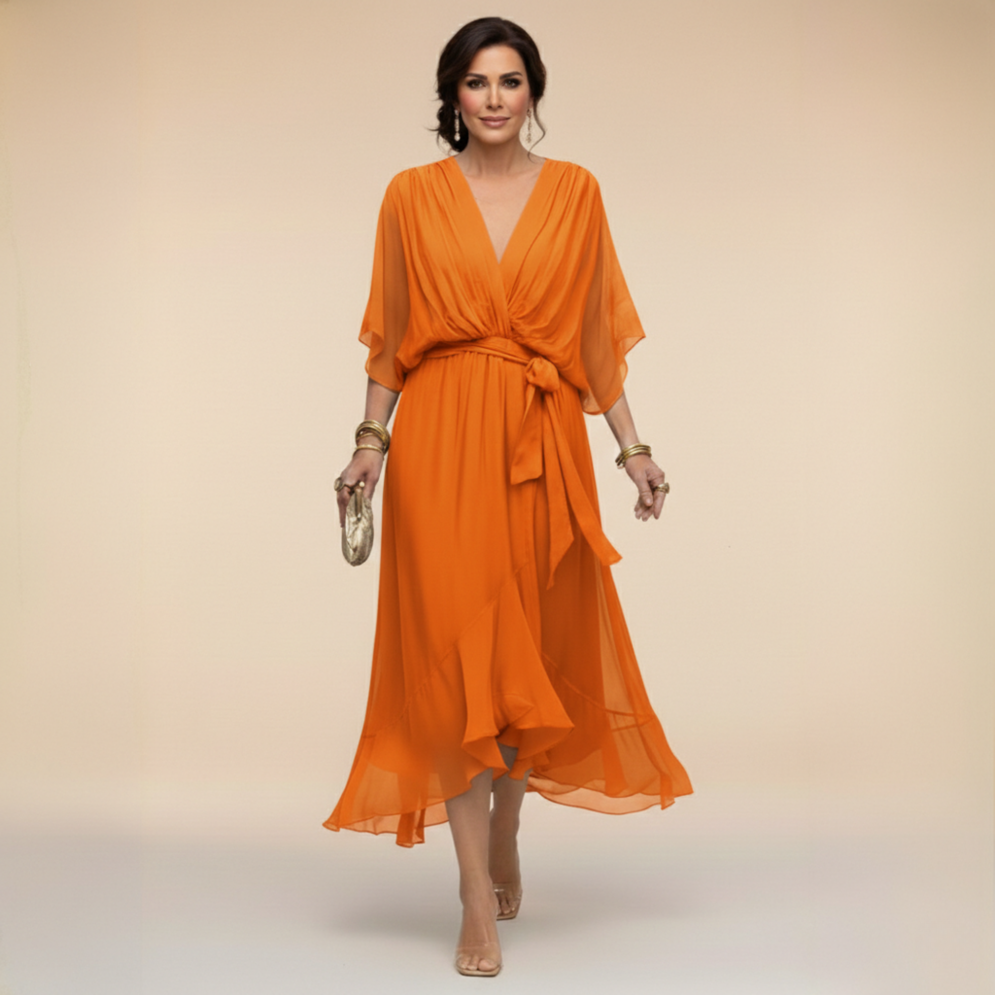 Robe en chiffon Danoir Paris Marta avec décolleté en V, coupe élégante et fluide, portée sur un fond neutre.