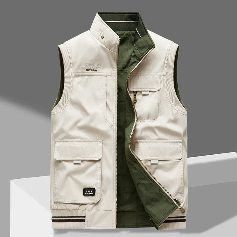Gilet homme de luxe Danoir Paris en tissu élégant, porté sur un fond neutre, détail de la coupe et de la texture.