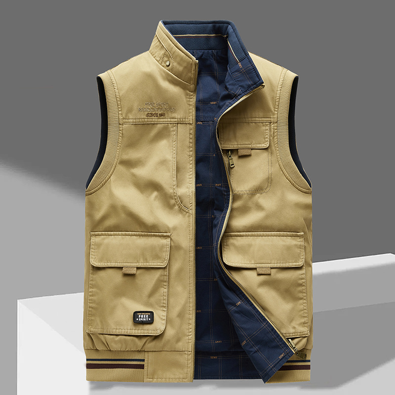 Gilet d'homme de luxe Danoir Paris en tissu élégant, porté sur un mannequin, détail de la coupe et du design sophistiqué.
