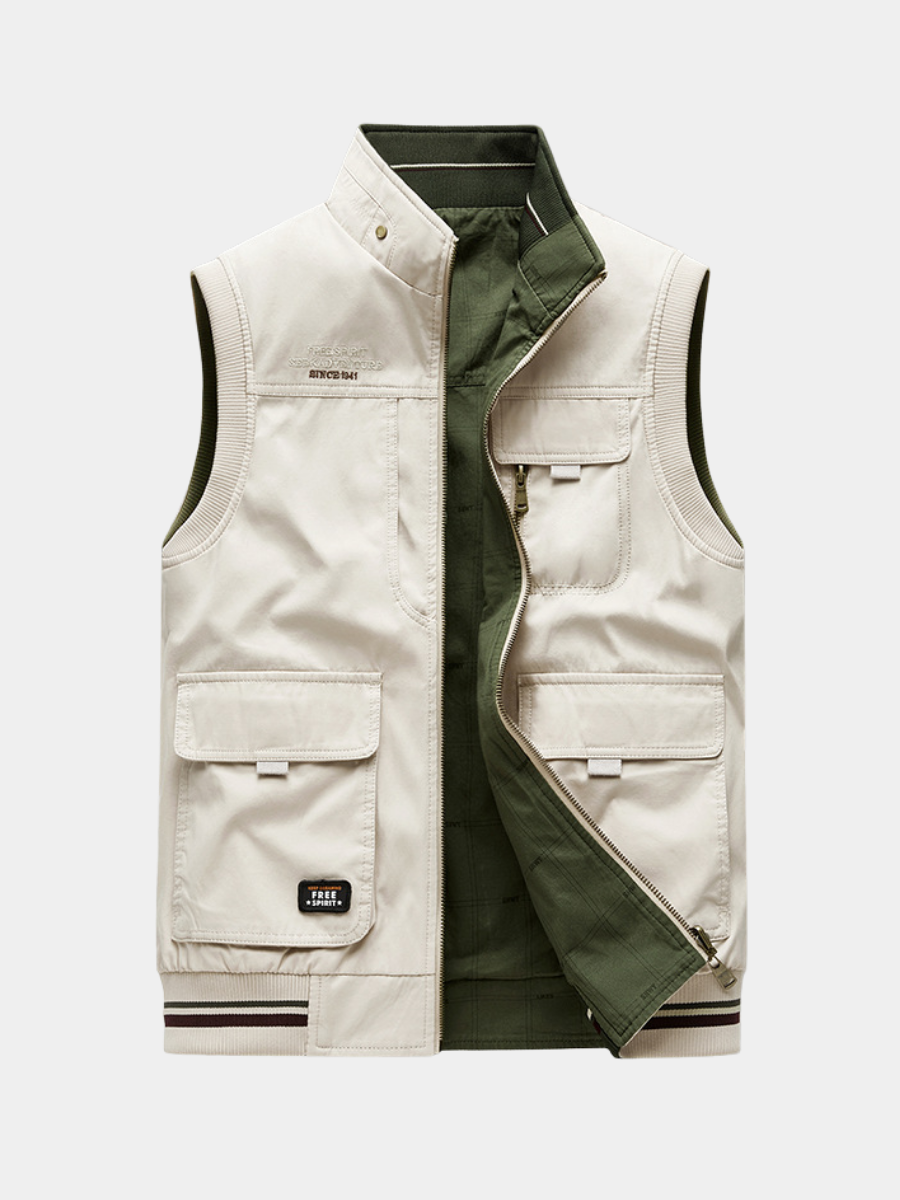 Gilet d'homme de luxe Danoir Paris en tissu élégant, porté sur un mannequin, détail de la coupe et de la texture.