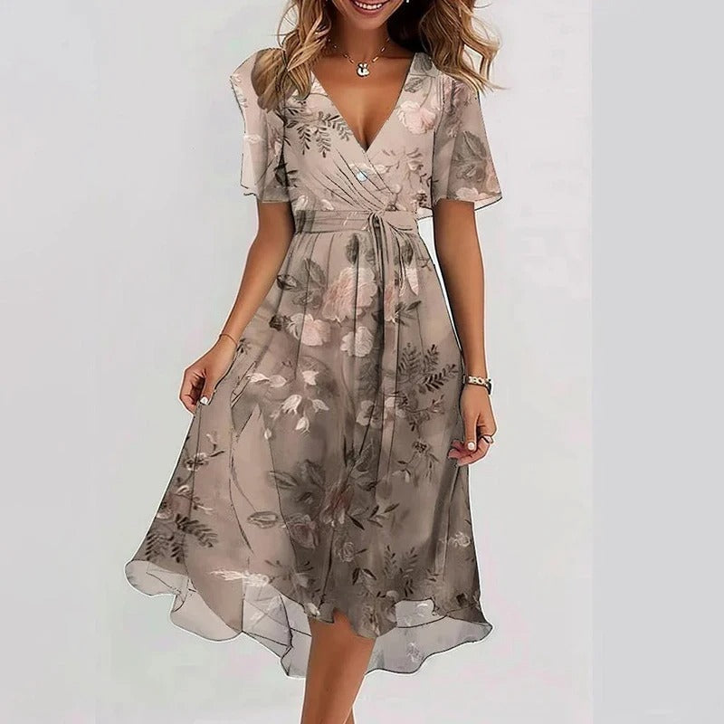 Robe florale élégante Danoir Paris Yara avec motif floral et coupe sophistiquée, portée sur un fond neutre.