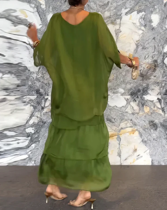 Robe longue fluide élégante Danoir Paris Lara en délavé vert, tissu léger et élégant, portée avec style.
