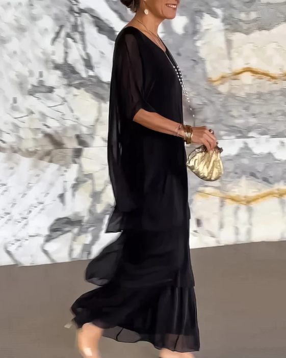 Robe longue fluide élégante Lara de Danoir Paris en tissu vert délavé, portée avec détail sophistiqué et style élégant.