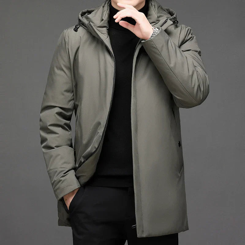 Veste d’hiver longue à capuche Danoir Paris pour homme, chaude avec fermeture éclair, adaptée aux temps froids.