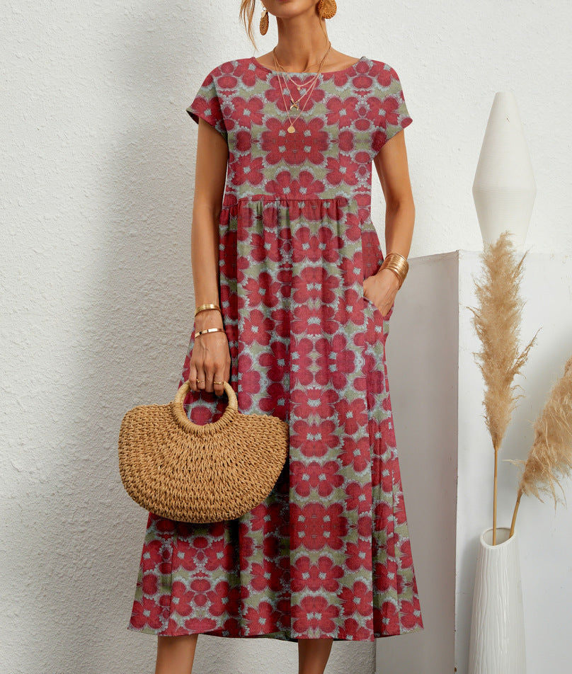 Robe florale élégante Deborah de Danoir Paris, tissu léger avec motifs floraux colorés, portée avec manches longues et ceinture.