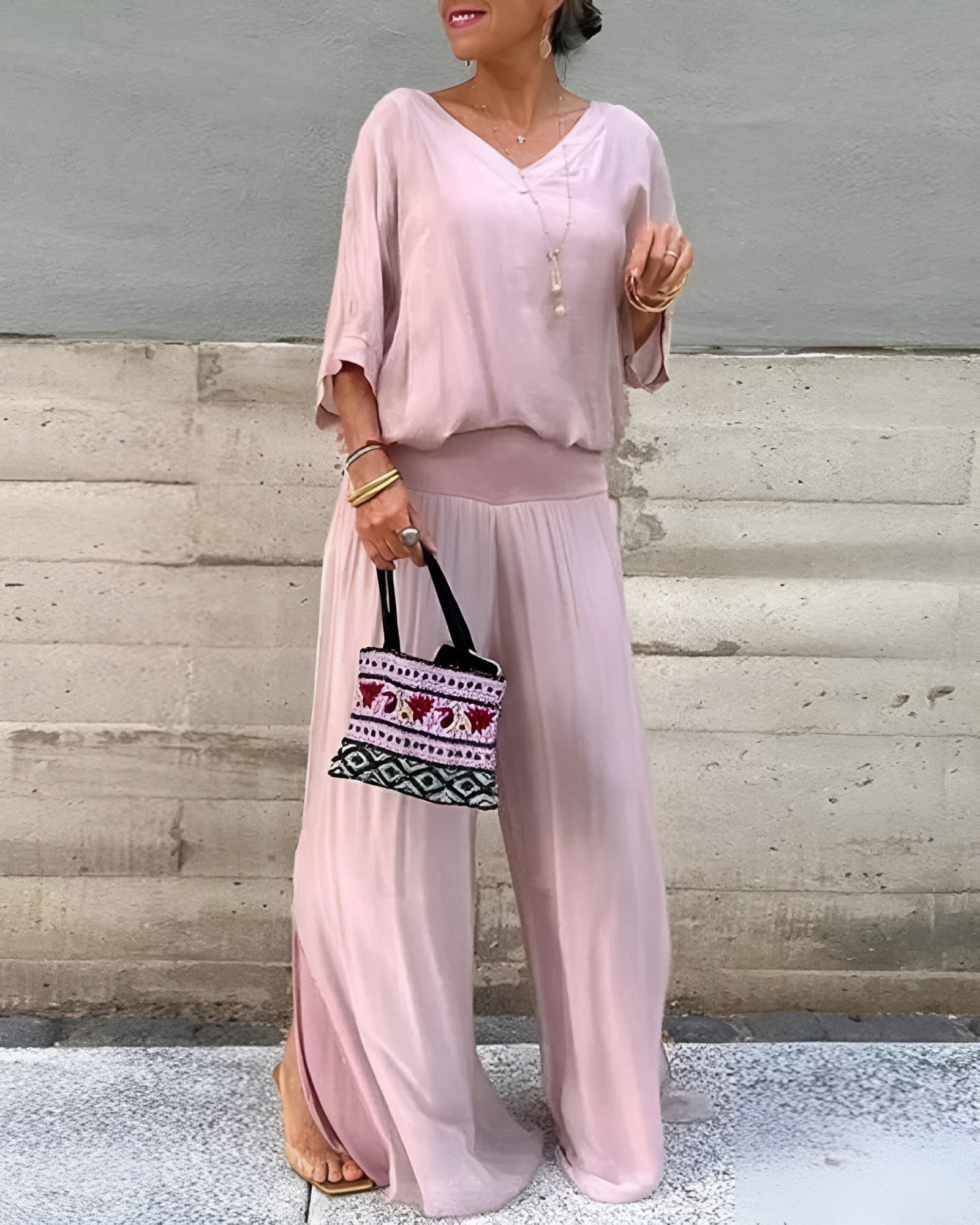 Ensemble décontracté élégant Claire de Danoir Paris avec pantalon et haut en tissu léger, porté par une mannequin.