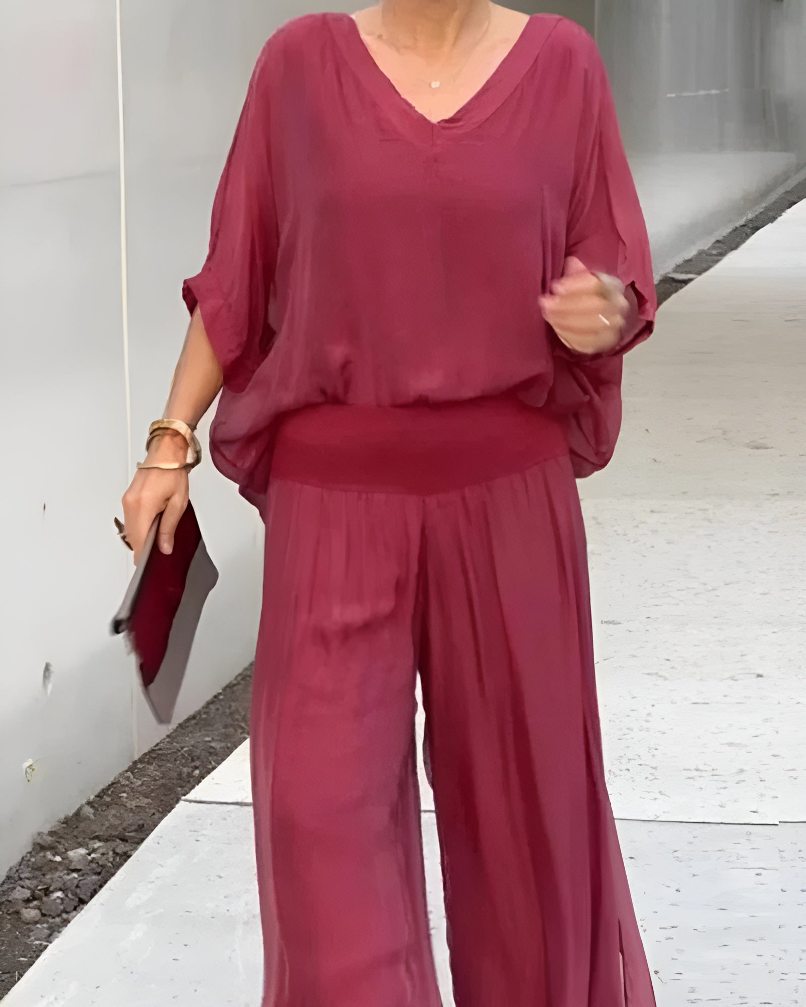 Ensemble décontracté élégant Claire de Danoir Paris, composé d’un haut et d’un pantalon en tissu fluide, couleurs neutres.
