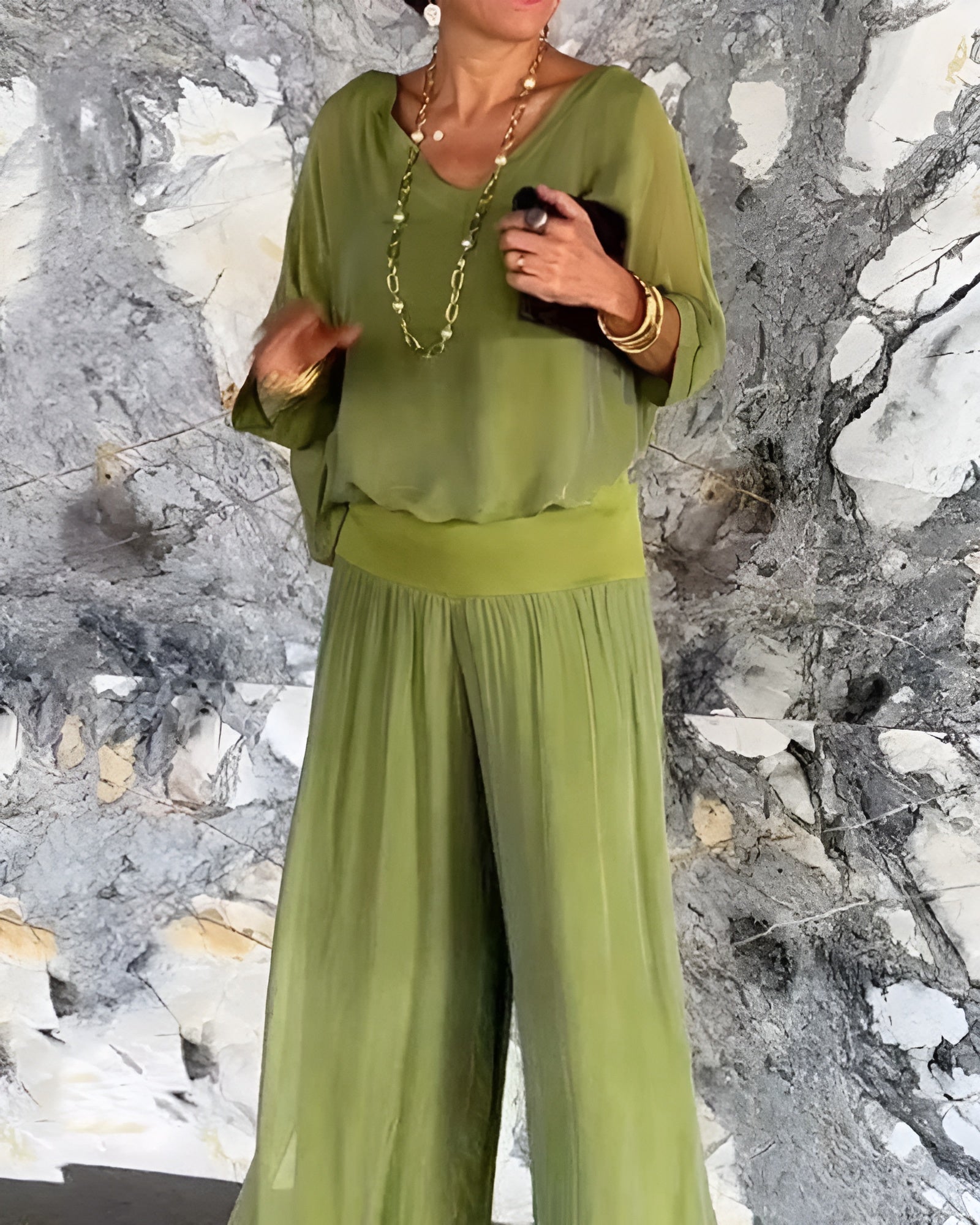 Ensemble décontracté élégant Claire de Danoir Paris, featuring un haut fluide et un pantalon ajusté, en tissu léger et moderne.