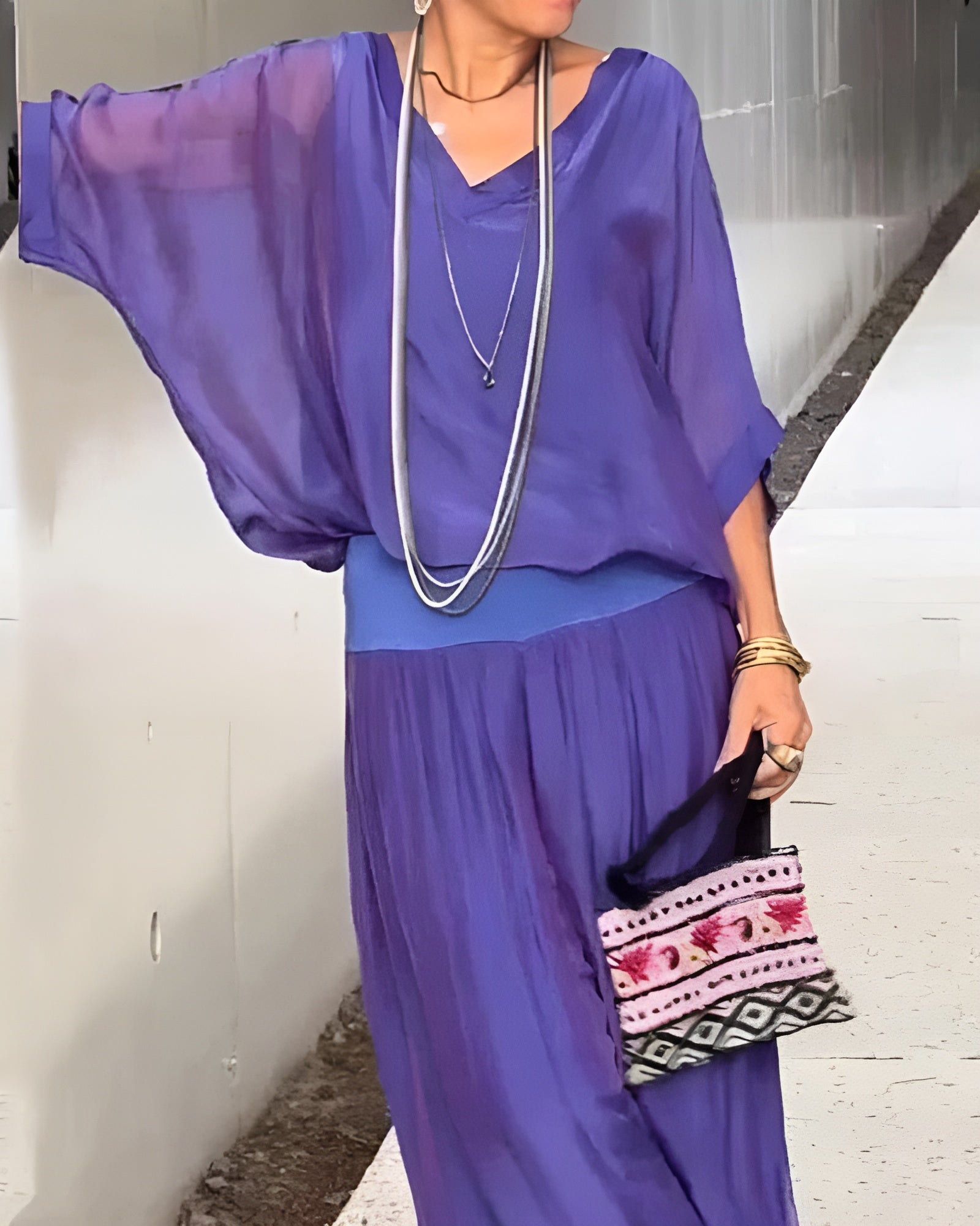 Veste décontractée élégante Danoir Paris Claire avec pantalon assorti, style chic et confortable, porté par un modèle.