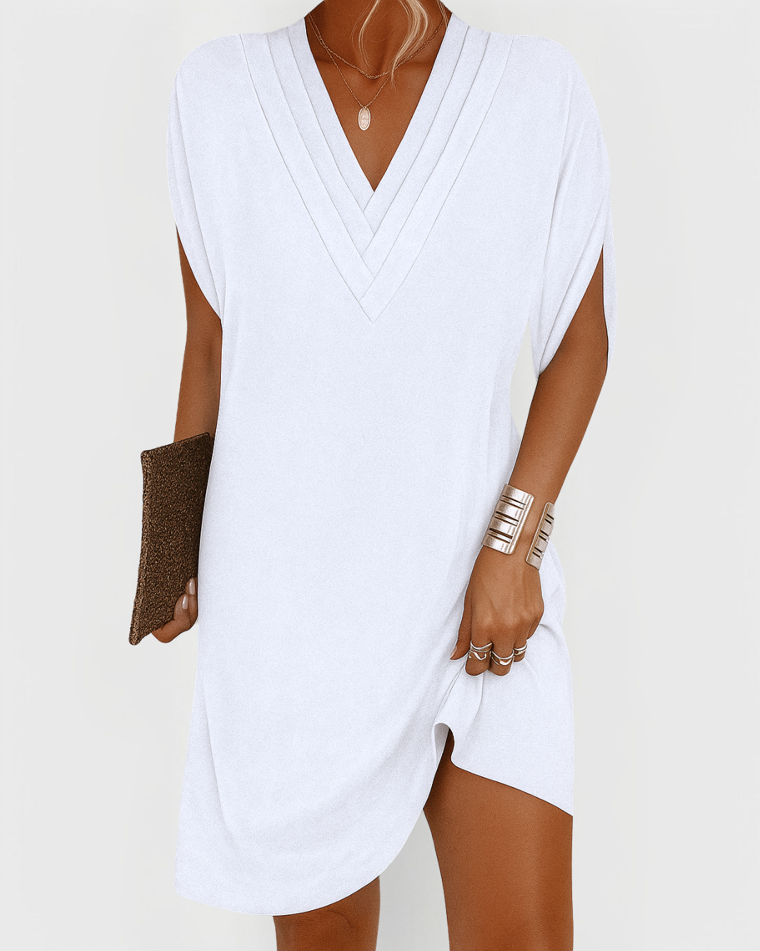 Robe élégante Jannie de Danoir Paris, robe polyvalente en tissu fluide, portée avec accessoires pour un look sophistiqué.