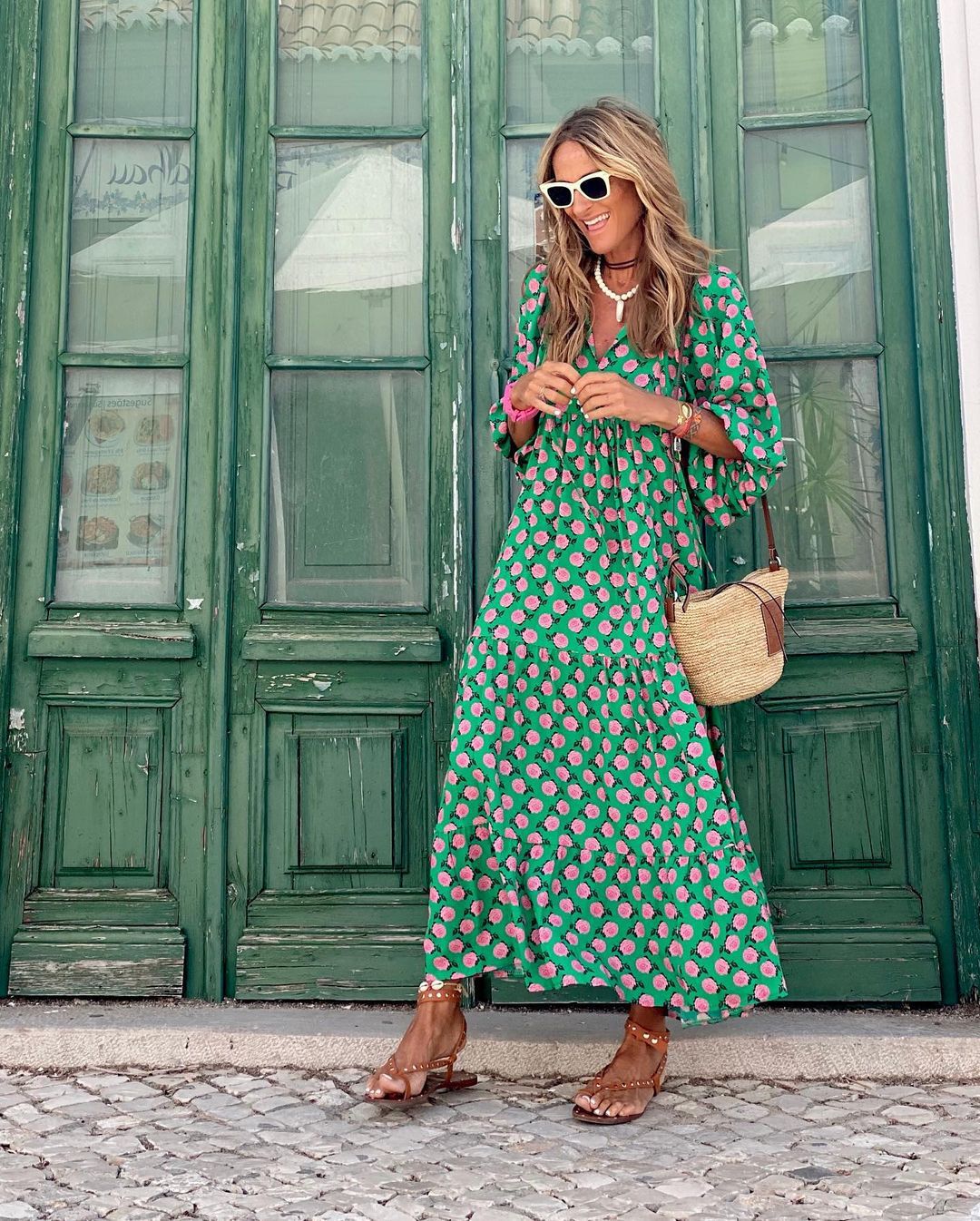Robe bohème chic Sylvie de Danoir Paris en tissu vert et rose, élégante et fluide, portée en style décontracté.