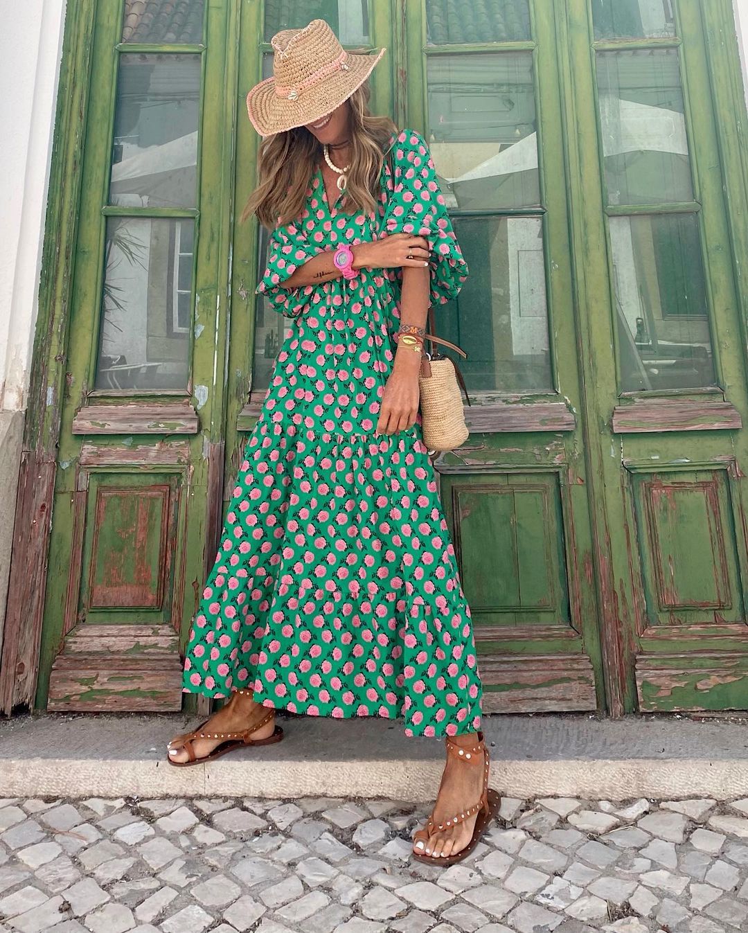 Robe bohème chic Sylvie de Danoir Paris en tissu vert et rose, avec coupe fluide et détails élégants pour un style décontracté.