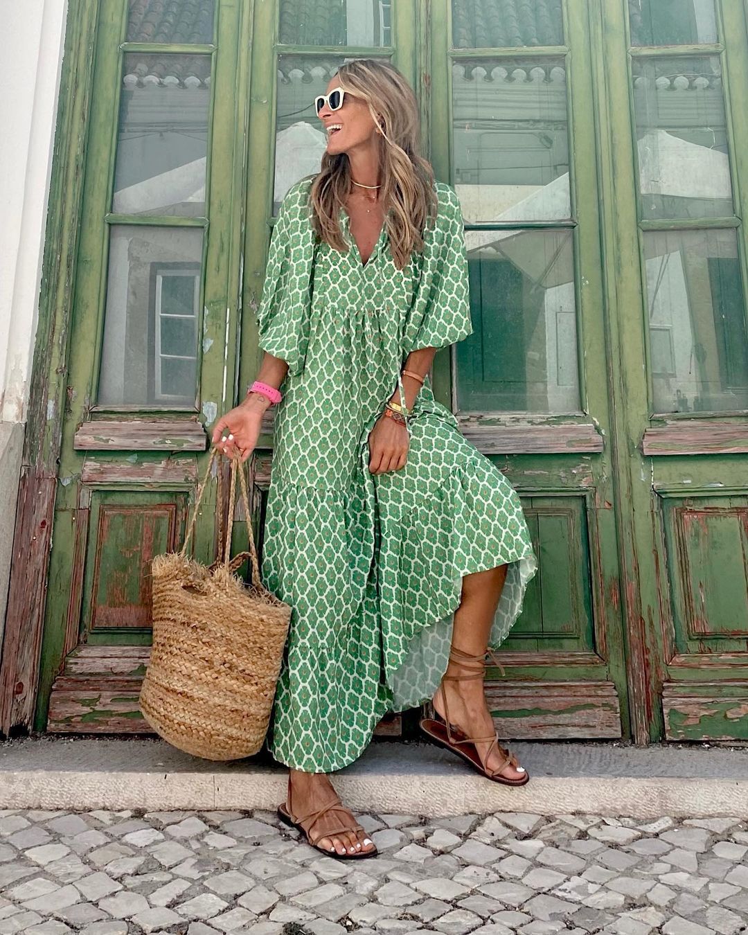 Robe bohème chic Sylvie de Danoir Paris en tissu vert et rose, style décontracté avec détails élégants.