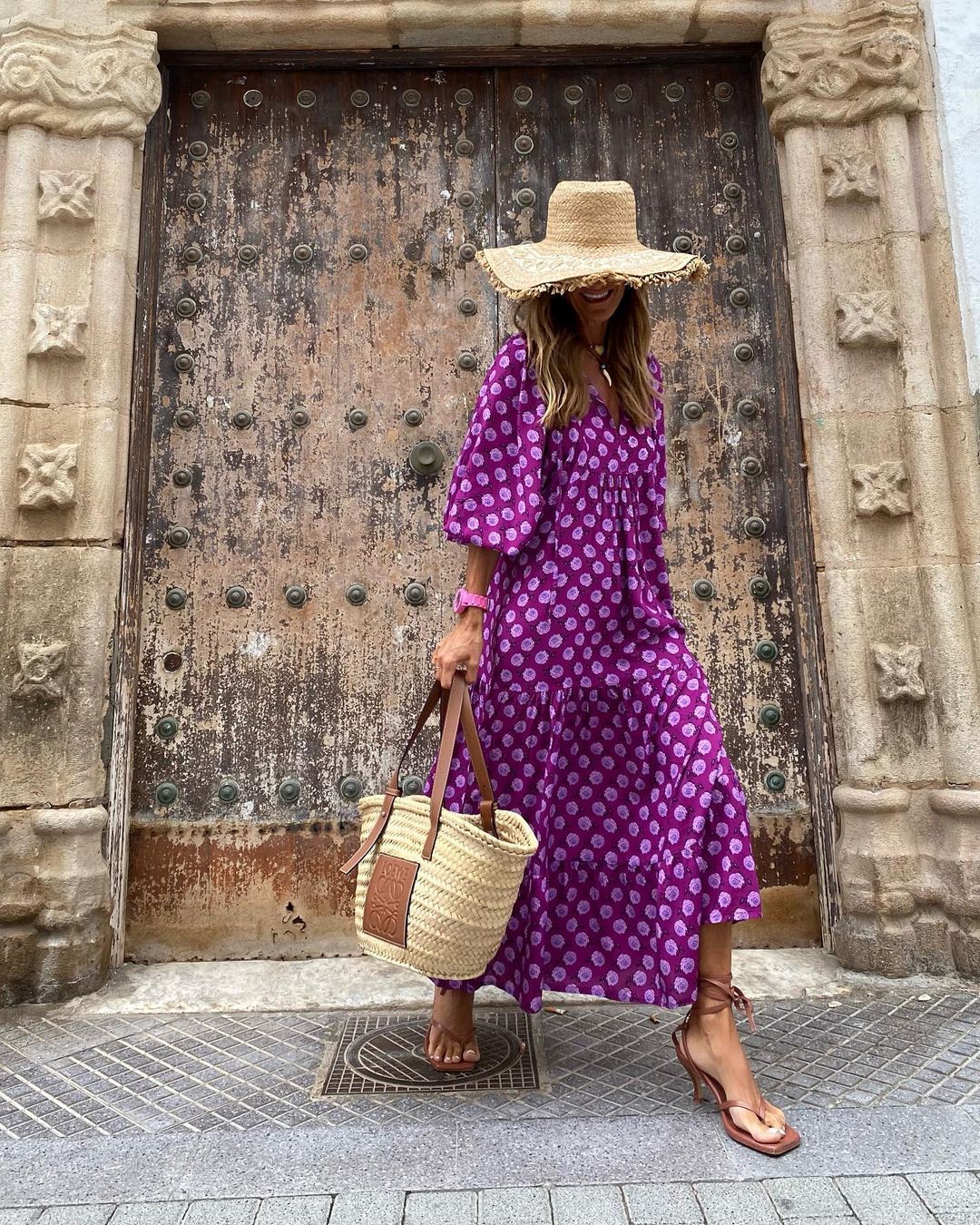 Robe bohème chic Sylvie de Danoir Paris en tissu vert rose, style élégant et décontracté, portée avec détails floraux.