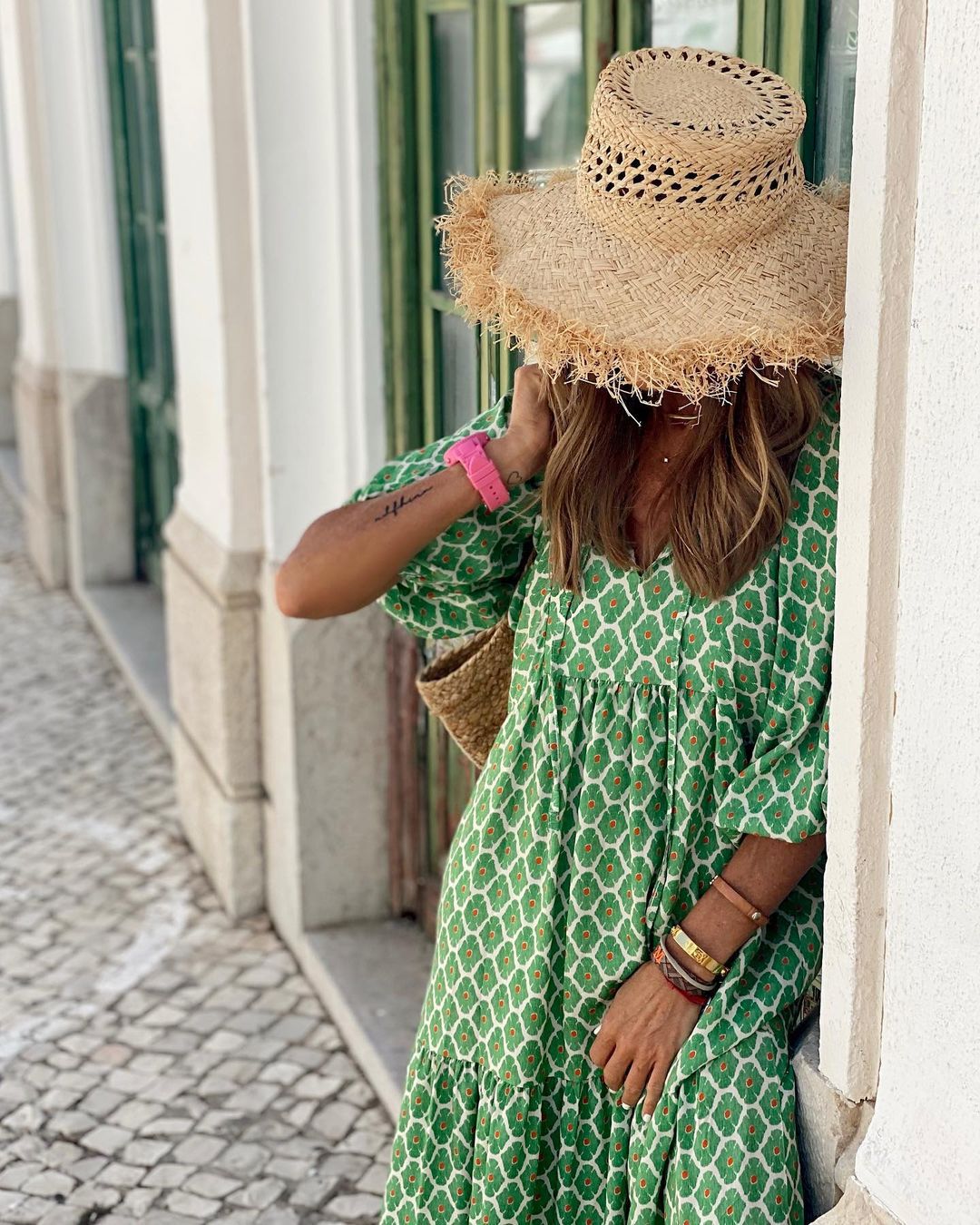 Robe bohème chic Sylvie de Danoir Paris en tissu vert et rose, détail fluide et élégant pour un style décontracté et sophistiqué.