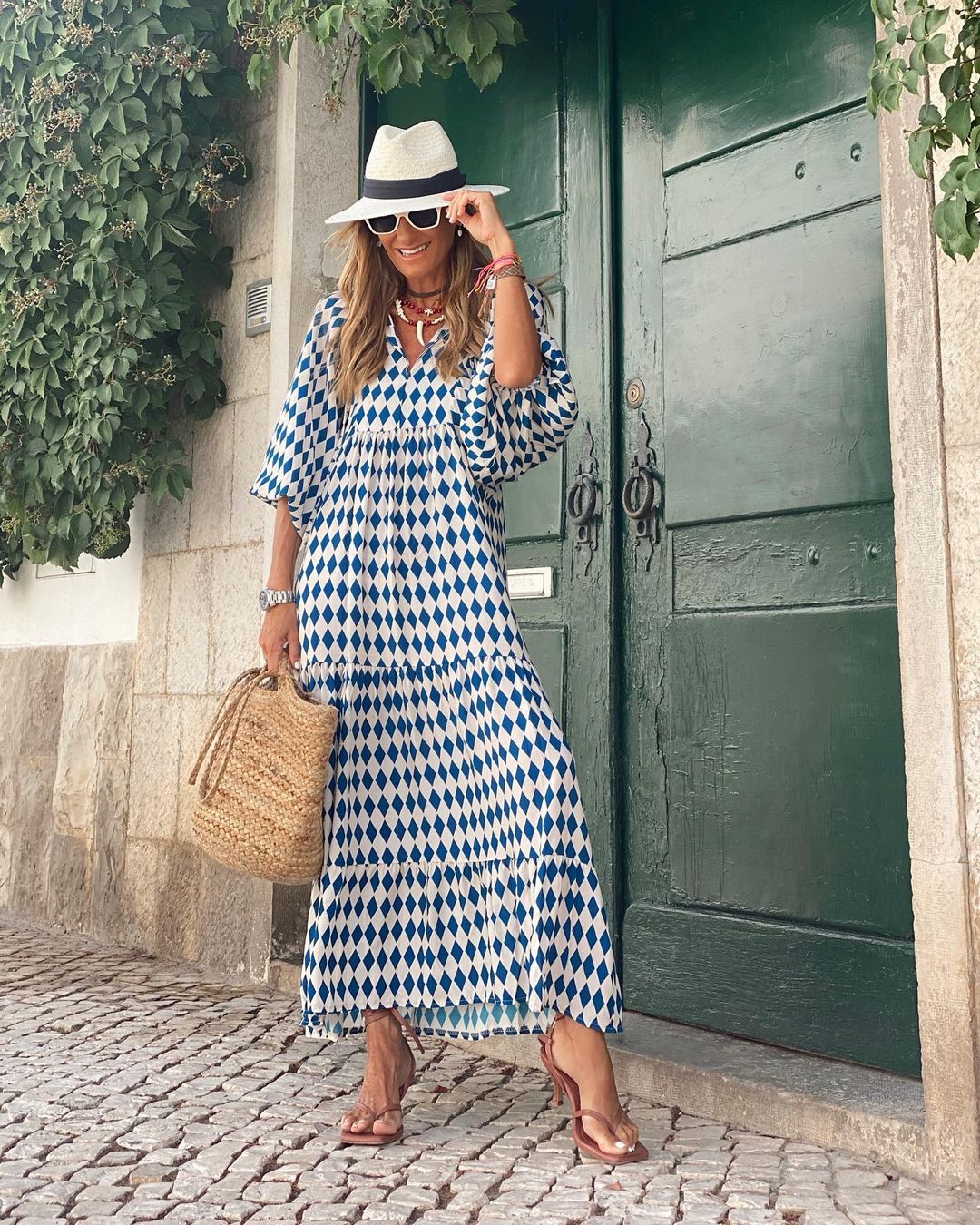 Robe bohème chic Sylvie de Danoir Paris en tissu vert et rose, longueur mi-mollet avec détails élégants.