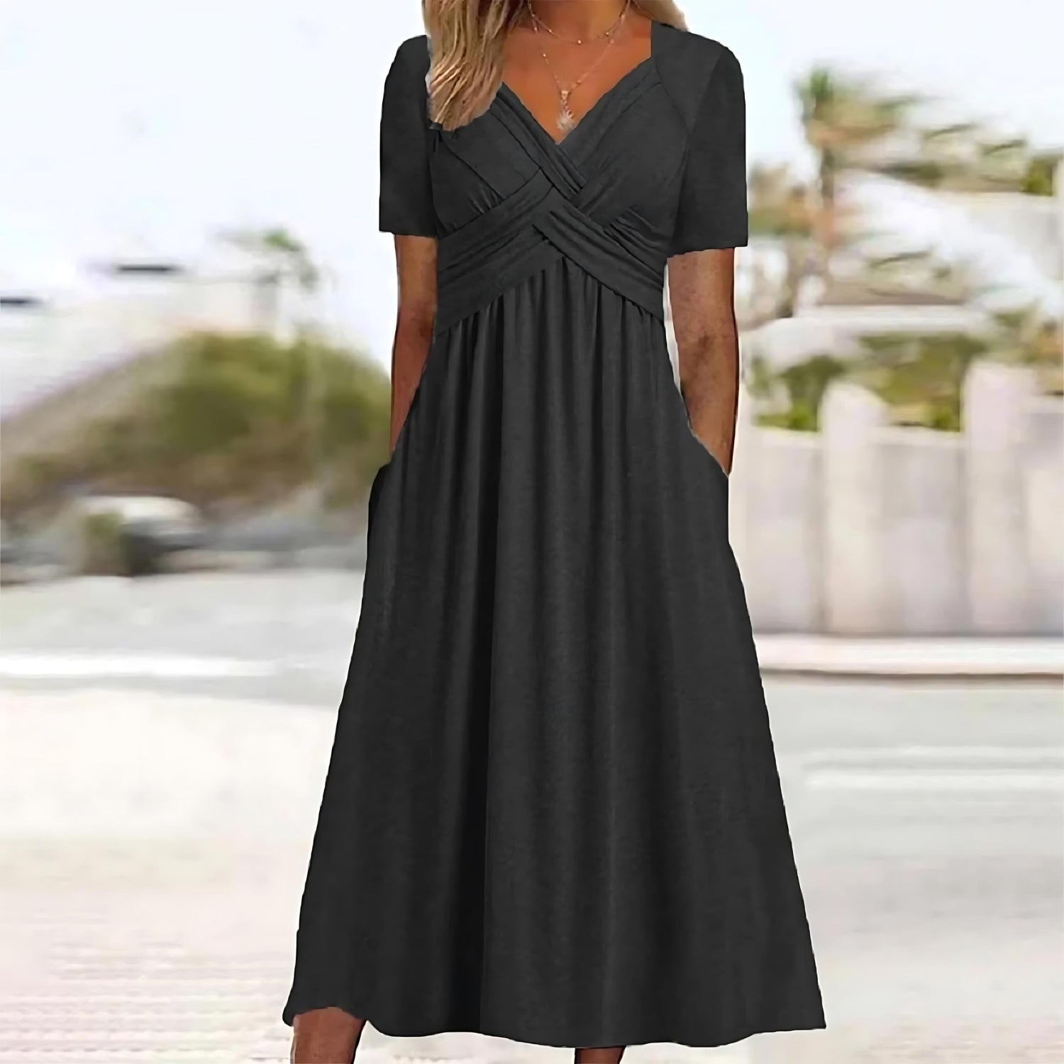 Robe midi élégante Carmen de Danoir Paris, tissu fluide, coupe ajustée, en coloris noir avec détails raffinés.