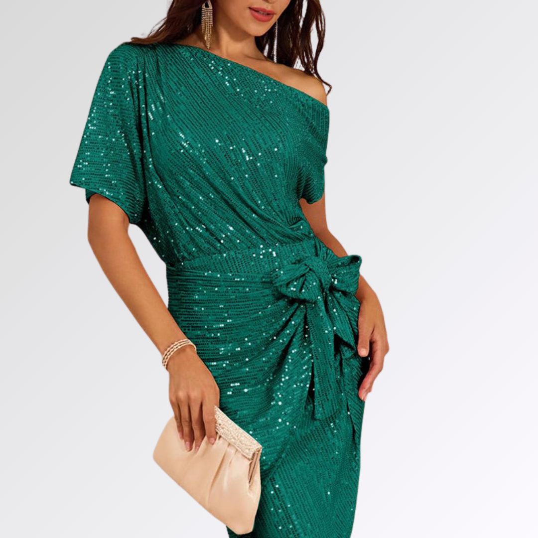 Robe asymétrique scintillante Danoir Paris, longue en tissu brillant avec décolleté élégant et design moderne.