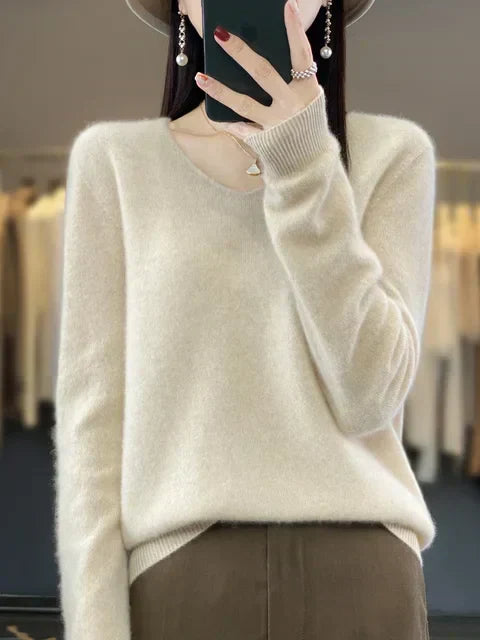 Pull douillet élégant Elena de Danoir Paris en vert, avec un tissu doux et confortable, porté en mode décontracté.