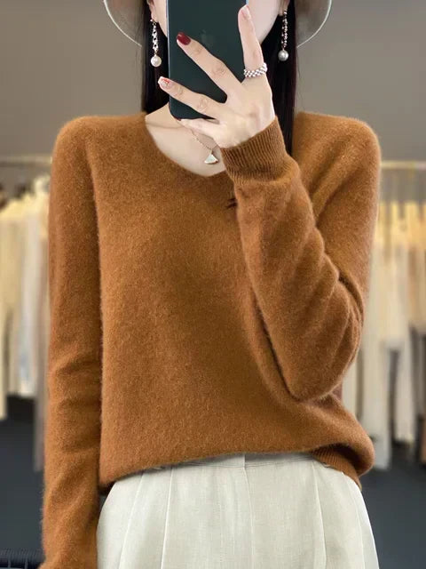 Pull douillet vert élégant Elena de Danoir Paris, porté en gros plan, mettant en valeur la texture douce et le style raffiné.