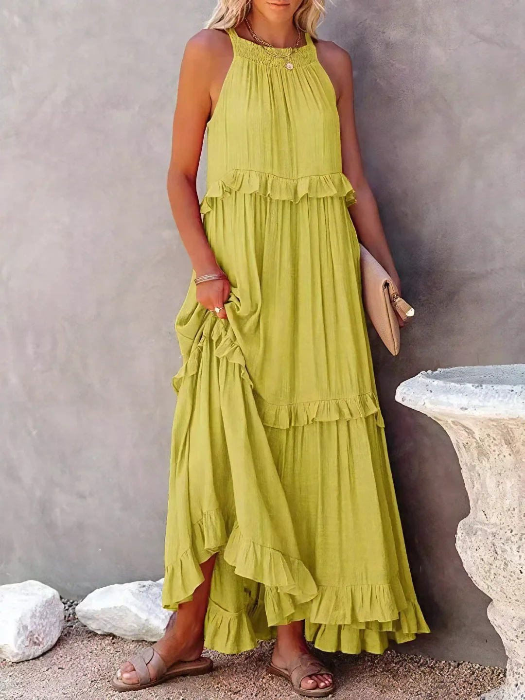 Robe estivale élégante Elsie de Danoir Paris en tissu léger avec détails floraux et coupe fluide, portée en été.