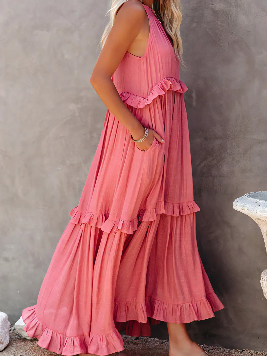 Robe estivale élégante Elsie de Danoir Paris avec tissu léger et style chic, portée en été.