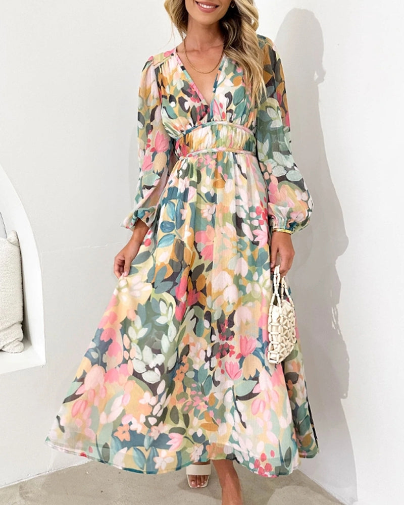 Robe bohème élégante Elvira de Danoir Paris, tissu fluide avec détails sophistiqués, portée dans un cadre chic et moderne.