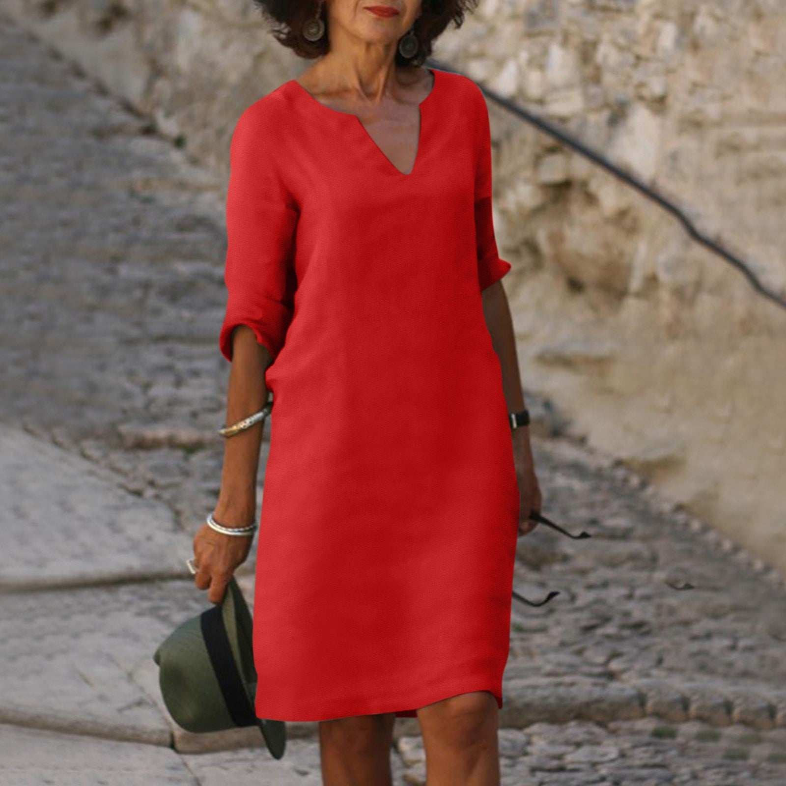 Robe légère élégante Danoir Paris, style sophistiqué avec tissu fluide, portée en extérieur ou en soirée.