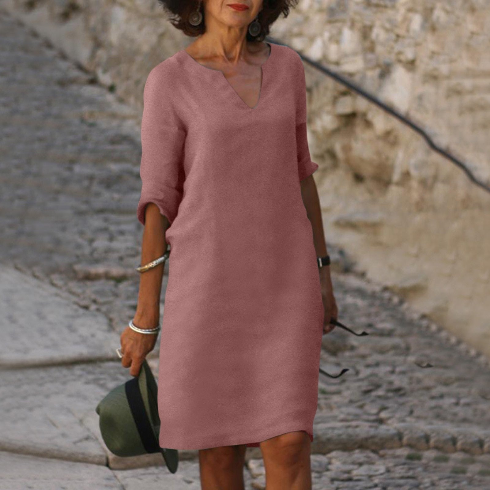 Robe légère élégante Danoir Paris Eulalior, tissu fluide et design sophistiqué, portée avec accessoires féminins.