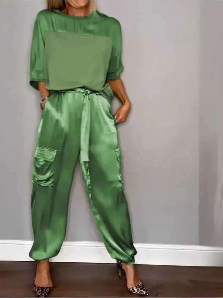 Robe décontractée Evelina en satin vert de Danoir Paris, style élégant et confortable, vue de face sur l'image.