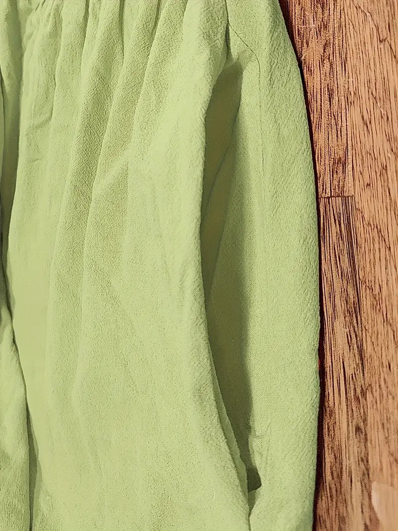 Robe douce et élégante Jeane de Danoir Paris, tissu fluide, coupe raffinée, portée avec accessoires pour un style chic et confortable.