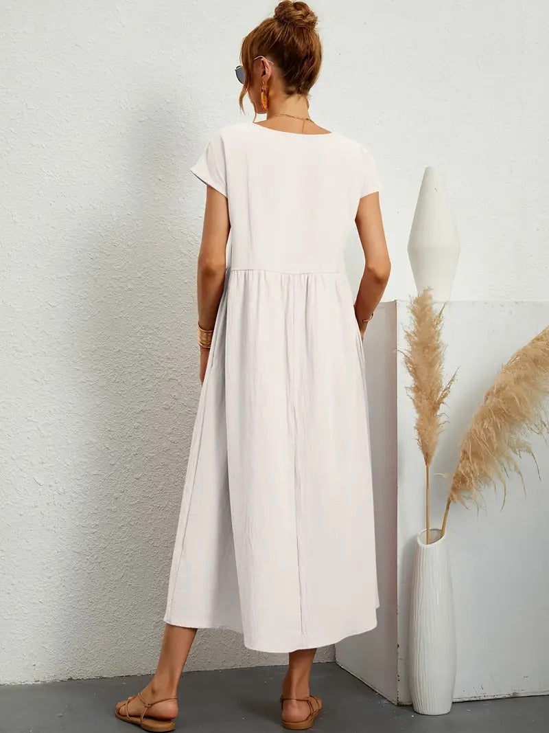 Robe douce et élégante Jeane de Danoir Paris en tissu vert, portée, montrant le style féminin et sophistiqué.